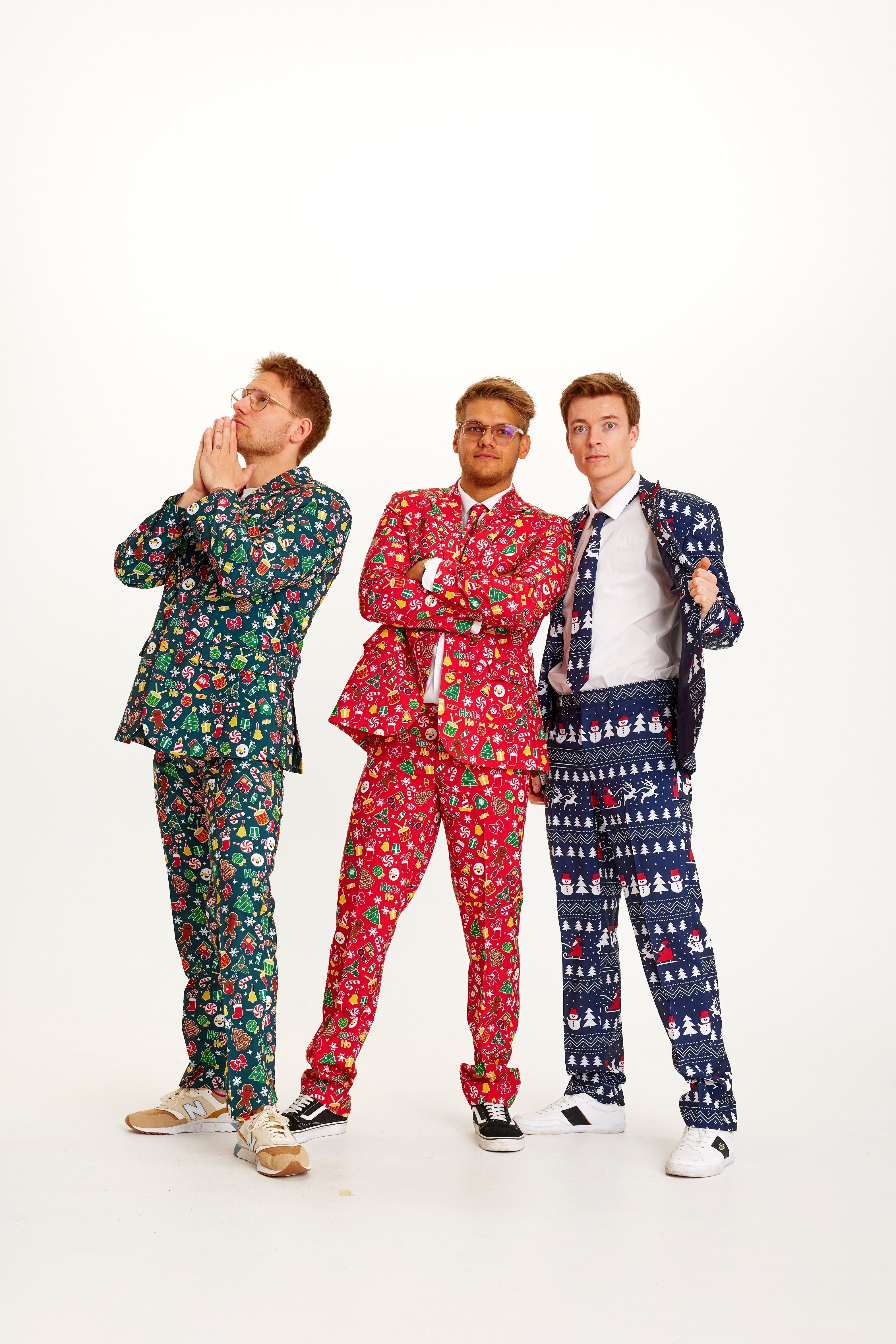 Trois hommes portant chacun un costume de Noël.